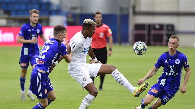 Jean-David Beaguel atakovan� hr��i Olomouce.