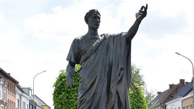 Poniená socha ímského diktátora Juliuse Caesara. Vandalové v belgických...