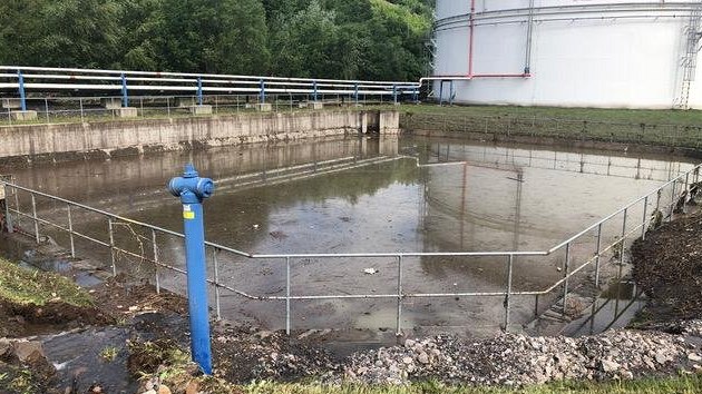 Ze skladu, který poni�ila bou�ka, unikla nafta.