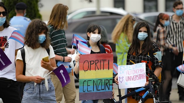 Protestující drí barevný plakát s heslem: Stop cenzue. Ve tvrtek se sely...