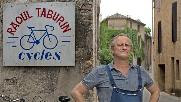 Klame tlem. Benoît Poelvoorde v roli mue, který není cyklista.