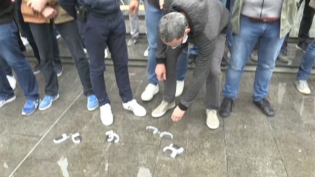 Policisté v ulicích Lille házeli na zem elízka.