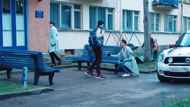 Úryvek z kontroverzního videa.