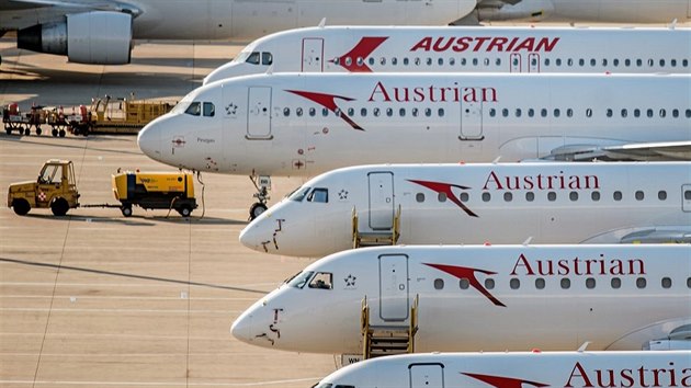Koronavirová odstávka. Stroje Austrian Airlines zaparkované na svém domovském...