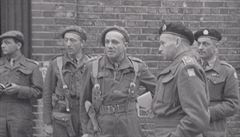 Bohumil Pelikán (zcela vpravo) v dob bojového nasazení s. samostatné obrnné...