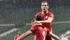 Robert Lewandowski slaví gól s Leonem Goretzkou