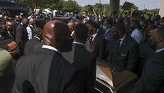 Dav kolem p�enesení rakve s ostatky amerického �ernocha George Floyda, který...