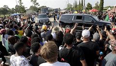 Poh�ební pr�vod skon�il po ob�adu na h�bitov� v Pearlandu v ji�ním sousedství...