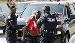 Nepokoje panovaly i b�hem poh�ebního pr�vodu.