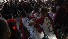 Po zápase za branami stadionu. I takové jsou bizarní d�kova�ky.