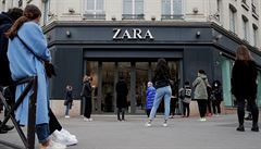 Lidé čekají před pařížskou pobočkou obchodu Zara | na serveru Lidovky.cz | aktuální zprávy
