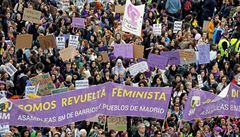 Spustil panlskou virovou krizi feministick pochod? Soud zaal tento tden eit masov shromaovn kvli MD