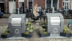 V Amsterdamu vysazují kolem košů mini zahrady, které mají lidi odradit od odhazování odpadků