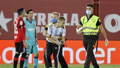 Utkání Mallorky s Barcelonou p�eru�il fanou�ek, jen� si cht�l ud�lat fotku s...