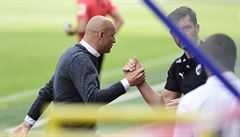 Trenér Plzn Adrián Gua (vlevo) se raduje z branky do sít Olomouce.