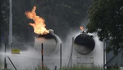 V eském Tín 18. ervna 2020 hoí plyn, který uniká z nádrí na LPG na...