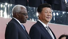 Bývalý prezident IAAF Lamine Diack (vlevo) doprovází čínského prezidenta...