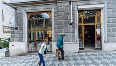 OBRAZEM: Jak bydlí bezdomovci v pražském hotelu. Místo kavárny sklad, z oken prší nedopalky