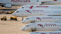 Koronavirová odstávka. Stroje Austrian Airlines zaparkované na svém domovském...