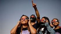 Mladiství pozorují slunce s ochrannými brýlemi. jížní Israel,21.červen, 2020.