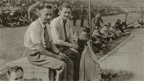 Josef Laufer (vlevo) a Štefan Mašlonka v Bratislavě v roce 1945.