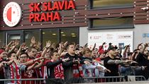 Fanouci Slavie fand ped stadionem.