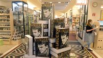 Na pultech knihkupectví Luxor v Praze se objevil životopis spisovatele Milana...