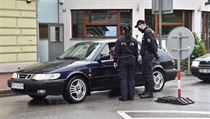 Policisté kontrolují auta na Mostě přátelství v polském Těšíně