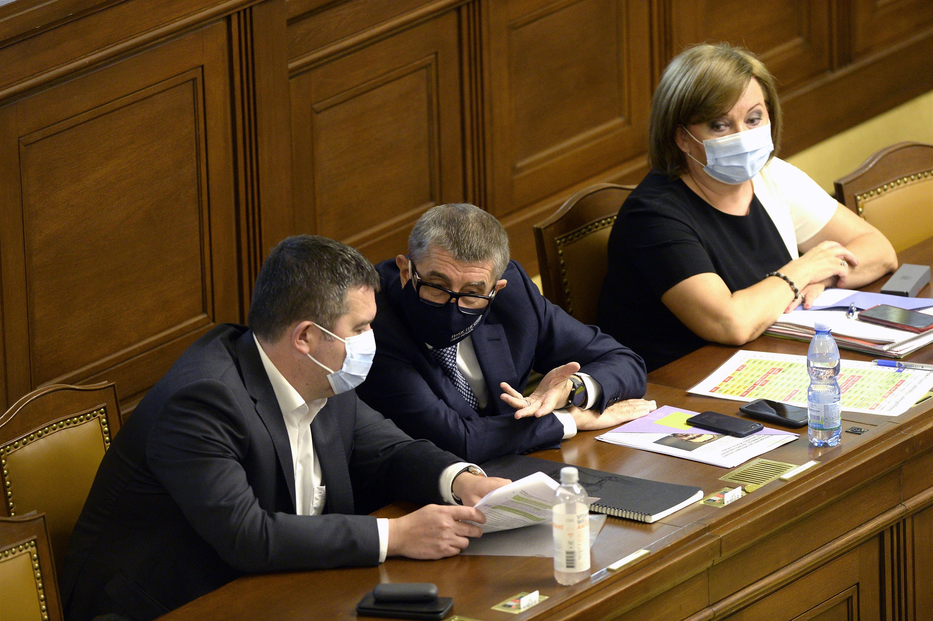 Zleva ministr vnitra Jan Hamá�ek, premiér Andrej Babi� a ministryn� Alena...