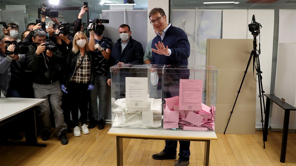 Stávající prezident Aleksandar Vui vhazuje svj hlas do volební urny.