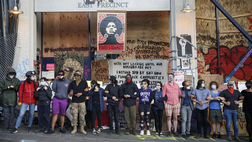 Protestující proti rasismu a policejnímu násilí v Seattlu.