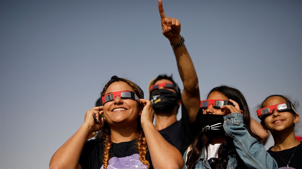 Mladiství pozorují slunce s ochrannými brýlemi. jížní Israel,21.červen, 2020.