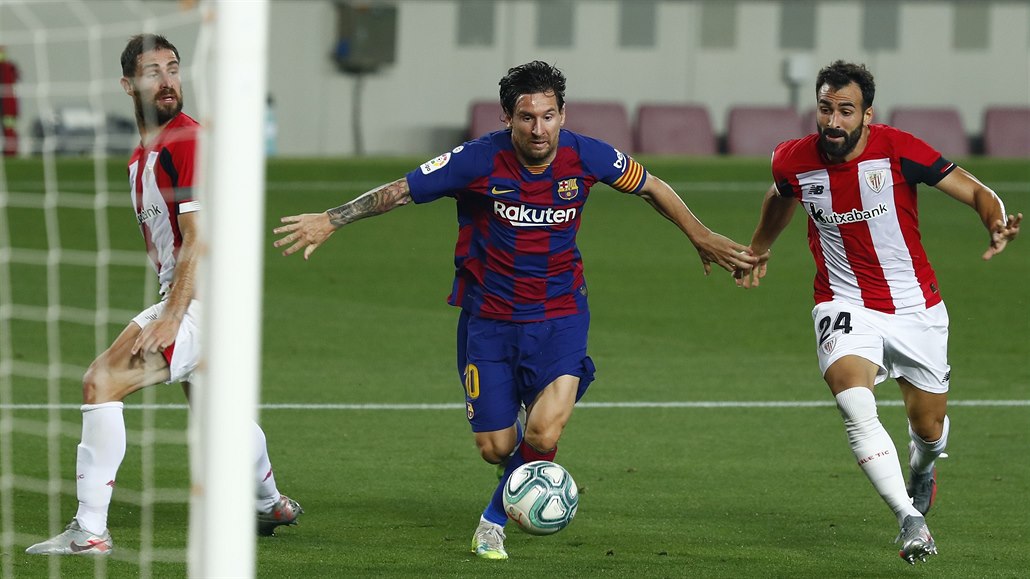 Lionel Messi v souboji s obránci Athleticu Bilbao.