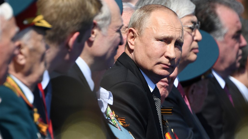 Ruský prezident Vladimir Putin na vojenské pehlídce na Rudém námstí v centru...