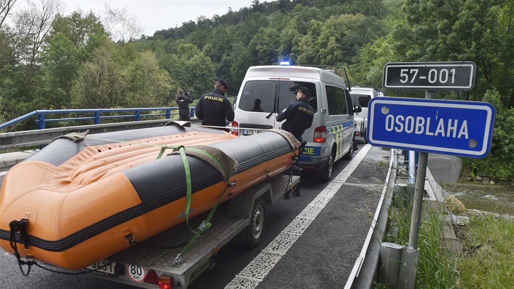 Policisté a hasii zaali 24. ervna 2020 pátrat u eky Osoblahy na Bruntálsku...