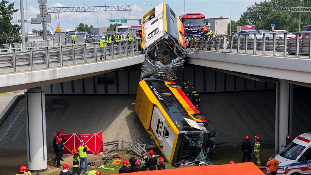 Pohled na nehodu autobusu ve Varšavě v Polsku 25. 6. 2020.