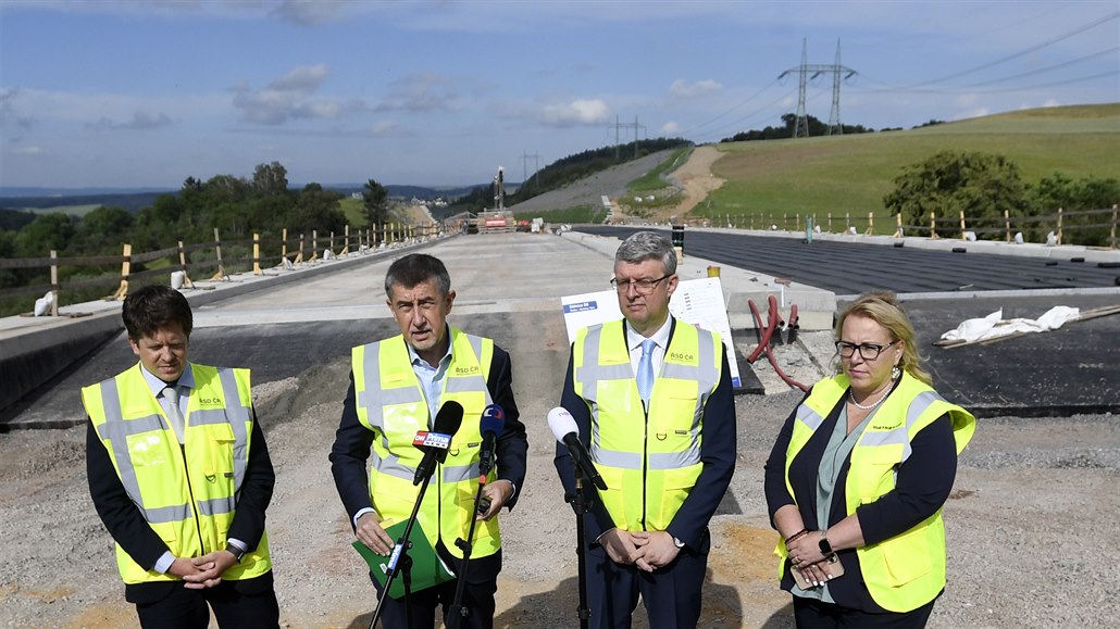 Radek Mátl, Andrej Babi, Karel Havlíek a Klára Dostálová navtívili stavbu...