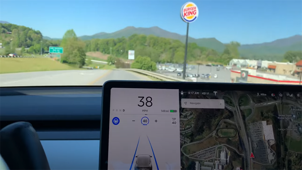 Autopilot Tesly si spletl značku Burger Kingu se stopkou a málem zastavil.