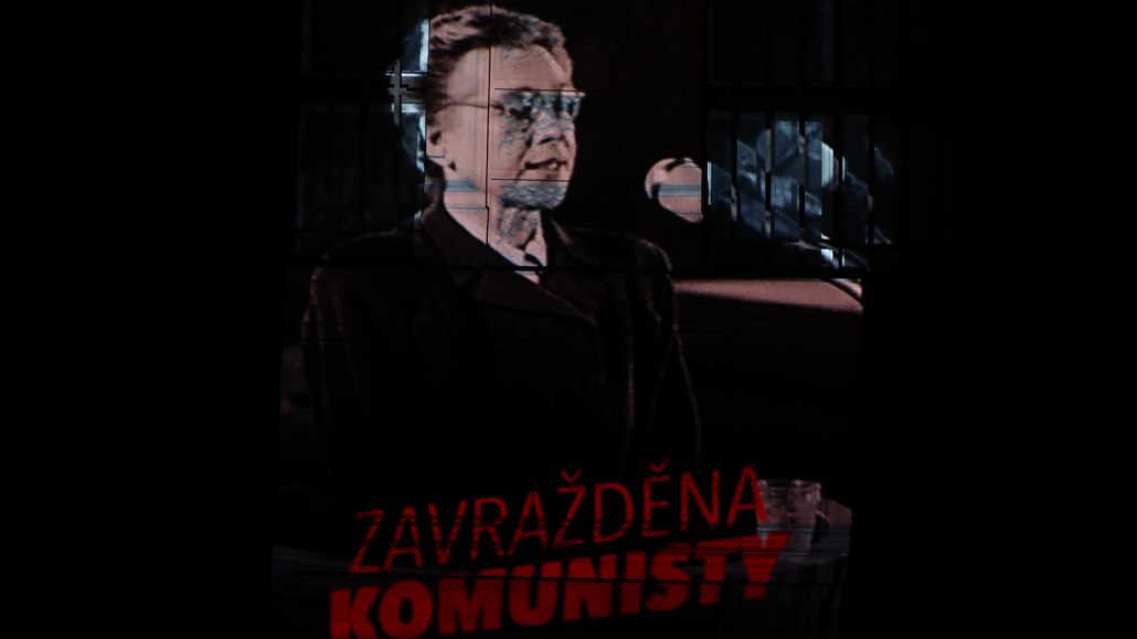 Pod její podobiznou byl nápis "Zavradna komunisty".