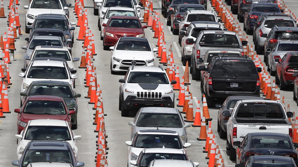 Ameriané ekají v autech v Miami na Florid, aby se nechali otestovat na...