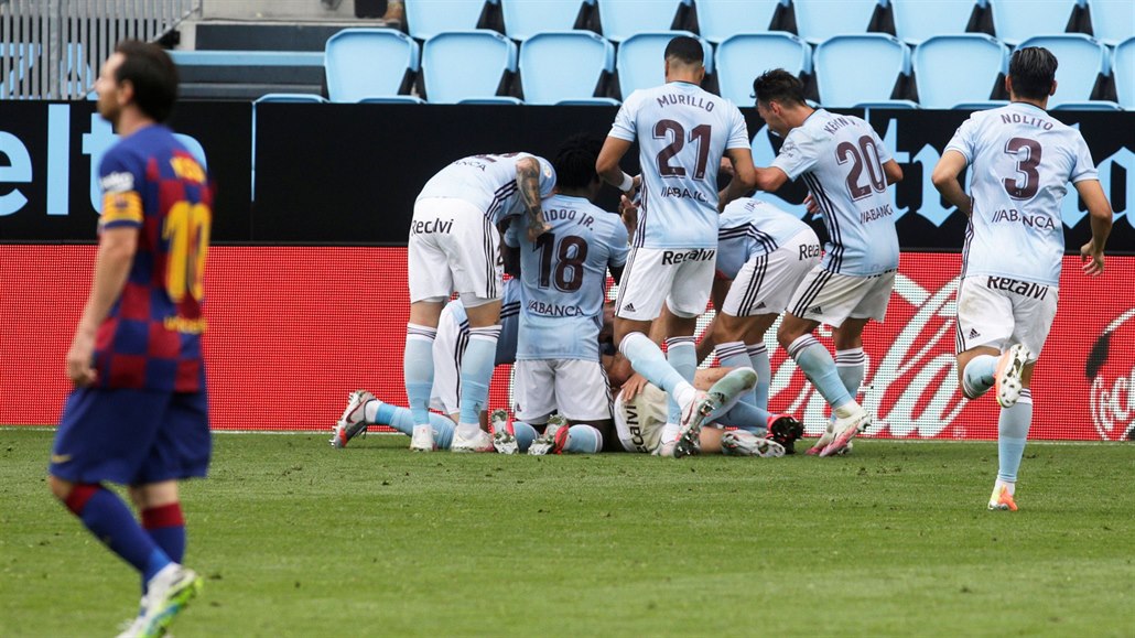 Fotbalisté Celty Vigo slaví branku Iaga Aspasa, v pozadí zklamaný Lionel Messi.