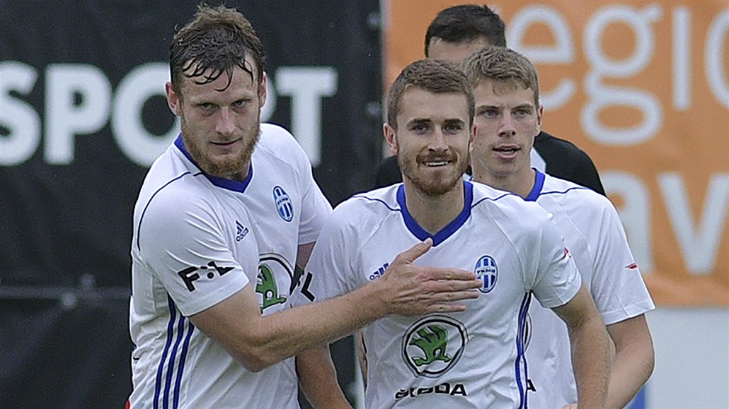 Autor rozhodujícího gólu Dominik Mašek (vpravo) a Antonín Křapka z Boleslavi.