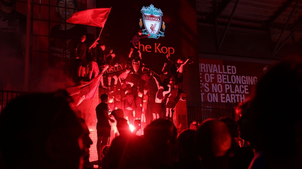 Liverpool vyhrál po ticeti letech titul, fanouci ho slavili ped Anfieldem