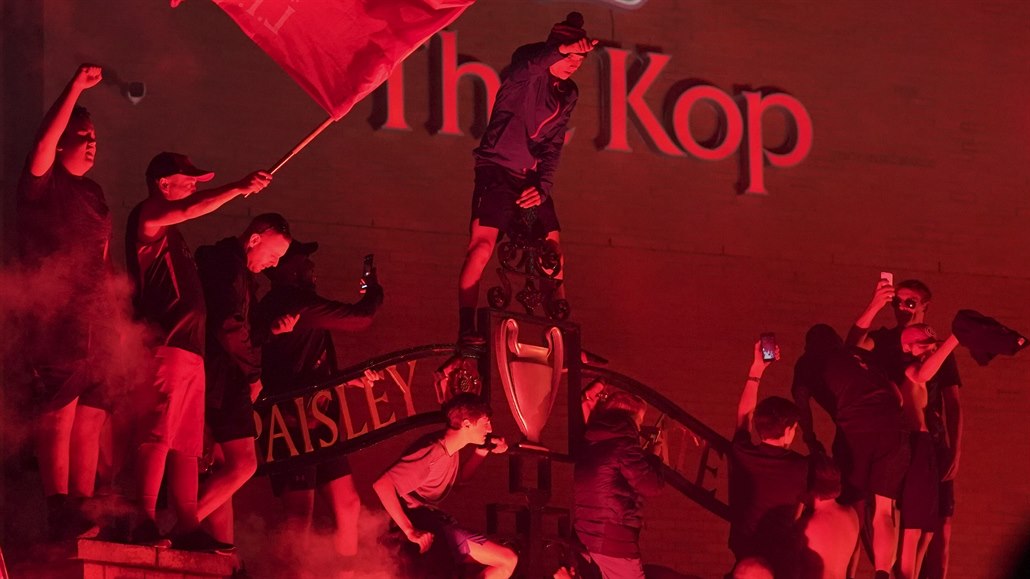 Liverpool vyhrál po ticeti letech titul, fanouci ho slavili ped Anfieldem