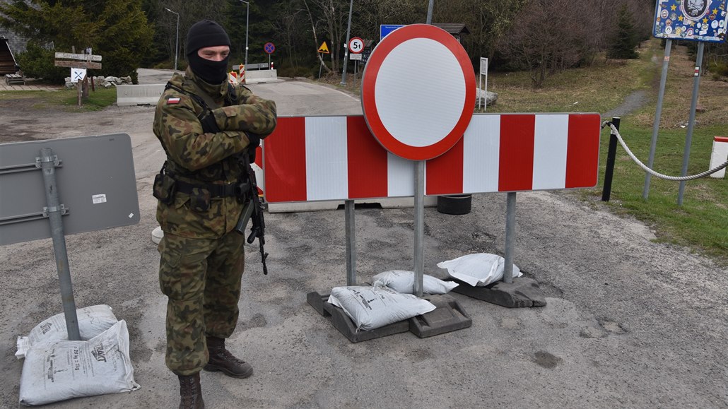 Voják hlídkuje na hranici s Polskem.