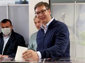 Srbský prezident Aleksandar Vui vhazuje do urny volební lístek bhem vbec...