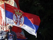 Demonstrant se srbskou vlajkou v ruce protestuje 20. ervna proti vládnoucímu...