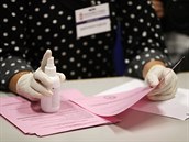 U srbských voleb lenové volební komise oznaovali prsty lidí, kteí ji...