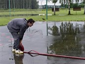 Lidé v Ústí na Perovsku odstraovali 22. ervna 2020 následky lokální povodn,...