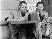 Sportovní komentátoi tefan Malonka (vpravo) a Josef Laufer v roce 1948